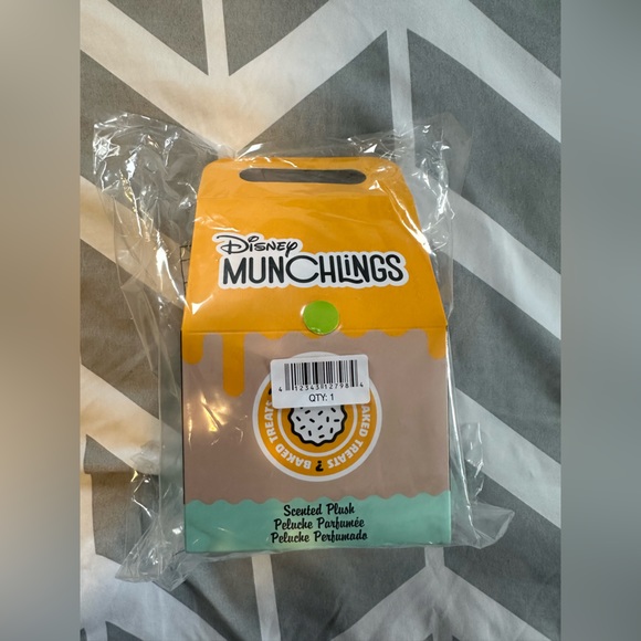 Disney Munchlings Mystery Scented Plush–Baked Treats–Micro 4 3/4'' (NWT) Sealed - Picture 6 of 8